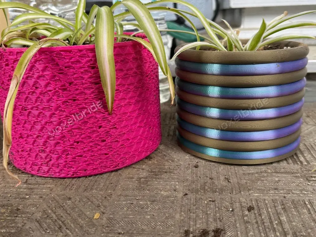 Ring-grooved bubble planter with drainage holes