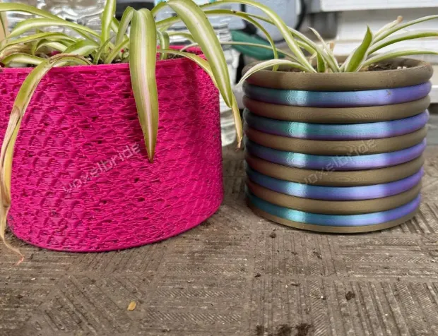 Ring-grooved bubble planter with drainage holes